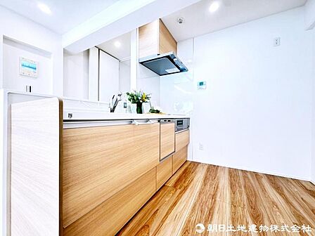 正面の窓からは柔らかな陽が差し込み、調理中のお手元を優しく照らしお料理造りがはかどりそう。 