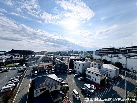 現地周辺には一般住宅が多く建ち並び、視界を大きくさえぎる建物はございません。 