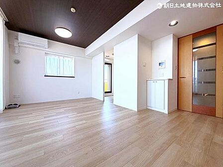 リビング収納もあり、ご家族共有で使う小物の収納にも便利にお使いいただけます。