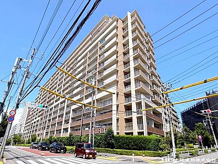 多摩境駅まで徒歩約16分の場所に位置する総戸数341戸のビックコミュニティマンションです。