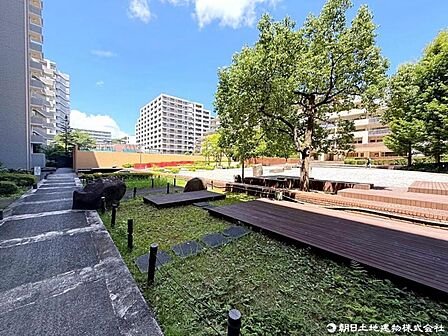 緑の多い広場からキッズコーナーや大浴場、スタジオ等完備でマンション内のお友達や来客時にも嬉しい共有施設です。