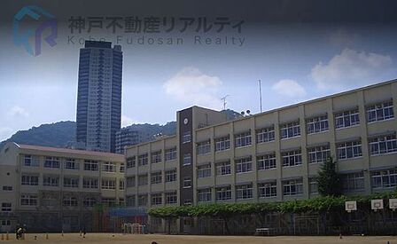神戸市立雲中小学校 徒歩8分。 570m
