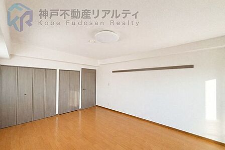 6.8帖の洋室♪納戸もございますので収納豊富♪※室内写真は家具消し加工をしたものです。