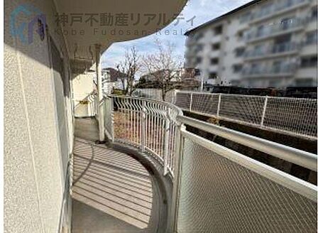 洗濯物もたっぷり干せて、ちょっとしたガーデニングもできちゃう広めのバルコニー♪