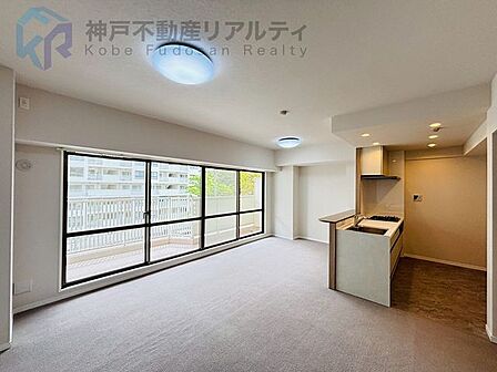 ◆LDK17.8帖♪対面タイプのキッチン♪お料理しながらリビングの様子をご覧いただけます♪