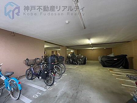 駐輪場。屋根があり雨でも濡れません♪