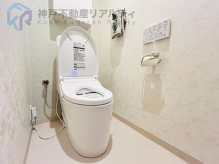 白を基調としたシンプルで清潔感あるトイレ