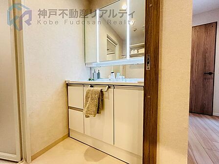 収納も兼ね備えた三面鏡付きの洗面化粧台!