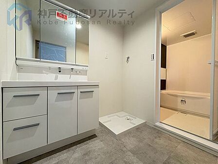 収納も兼ね備えた三面鏡付きの洗面化粧台で、朝の身支度もスムーズ!