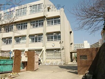 神戸市立神陵台中学校 徒歩3分。 230m