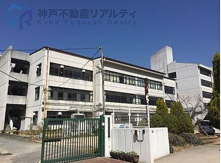 神戸市立義務教育学校港島学園 徒歩14分。 1100m