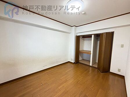 全居室洋室仕様で収納スペースが備わっています♪