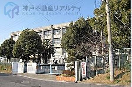 明石市立江井島中学校 徒歩11分。 820m