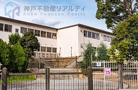 神戸市立こうべ小学校 徒歩8分。 610m