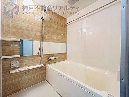 木目調のアクセントパネルが温もりのある浴室空間を演出