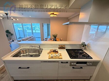 キッチンからリビングが見渡せ、ご家族の様子やテレビを見ながら料理ができる対面キッチン♪※小物はディスプレイです