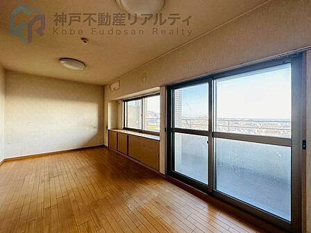 ・南東向きバルコニーで明るい室内です♪
