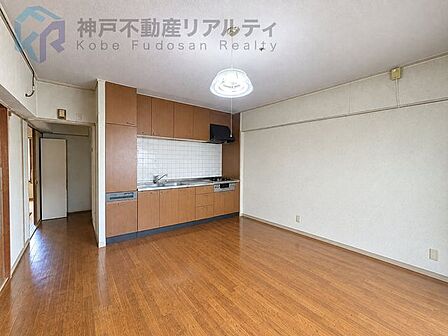 ・壁付キッチンはリビングのスペースを有効にお使いいただけます♪※室内写真は画像加工を施しております。