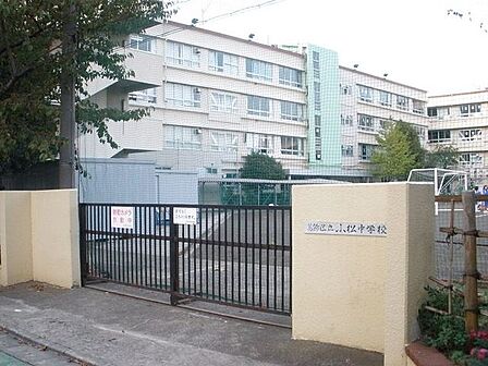 葛飾区立小松中学校 徒歩9分。 670m