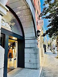 COS青山店 徒歩6分。 440m