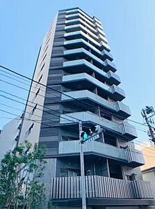 外観：グレーとベージュを基調としたシックな外壁デザインが特徴的な高層マンションの外観で、バルコニーにはガラスパネルや縦ルーバーが配されたモダンで整然とした佇まいとなっています。