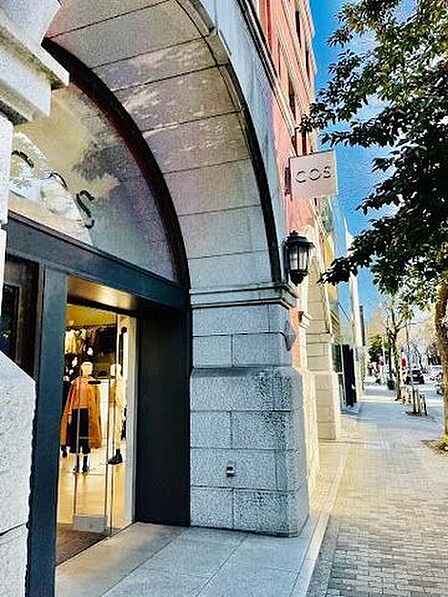 COS青山店 徒歩6分。 480m