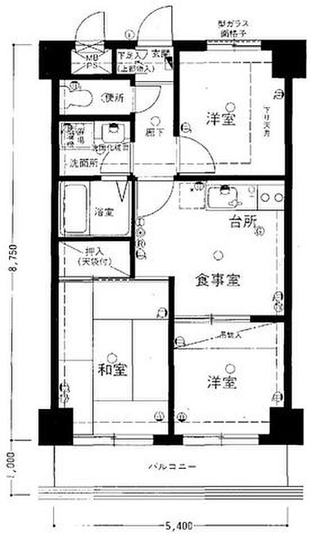 玄関側に洋室、奥のバルコニーに面して和室と洋室が配置された3DKの間取りで、玄関には下足入、和室には押入、洋室には吊物入など各所に収納が備わっており、水回りも独立したレイアウトとなっています。