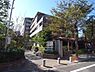 外観：ブラウンやグレーを基調とした落ち着いたトーンの外壁が特徴的なマンション外観で、敷地内や周辺には植栽や街路樹が整備されており、歩道からスムーズにアクセスできるアプローチが配置されています。