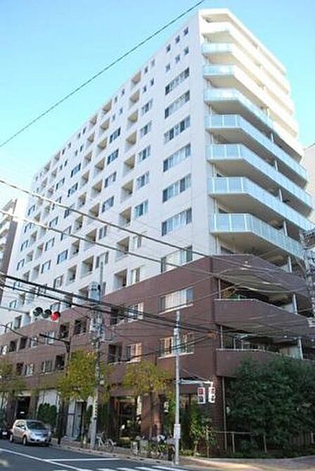 低層階に落ち着いたブラウン系、中高層階に清潔感のあるホワイト系を採用したツートンカラーの外観デザインで、各住戸のバルコニーには透明感のあるガラスパネル手すりが施されています。