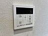 その他：壁面に設置された給湯器の操作パネルには、ワンタッチでお湯張りができる自動機能やおいだき機能、ふろ予約機能などが備わっており、ボタン操作で温度調節もスムーズに行うことができます。
