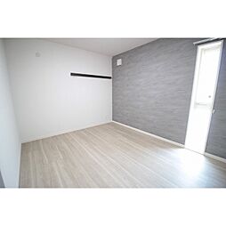 洋室にはカウンターデスクとウォークインク