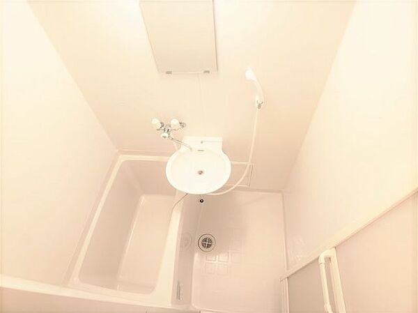 画像6:明るく清潔感のある浴室