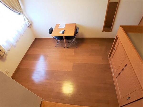 画像18:部屋を広々使える　折り畳み式テーブル完備