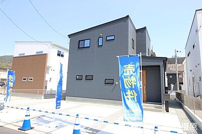 外観：52坪の整形地。並列で4台分の駐車スペースを確保致します。桜井市内でゆとりある敷地をご希望のお客様におすすめの物件です。