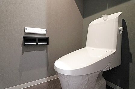 新調されたトイレで、清潔感のある毎日を。使いやすさにも配慮された落ち着いた空間です。
