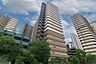 外観：堂々とした高層レジデンス。緑と調和した落ち着きのある外観です。