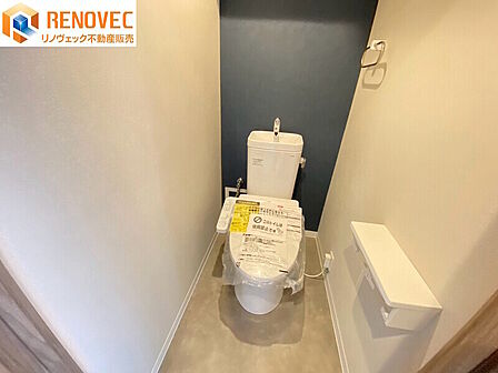 【トイレ】◆ 落ち着いたアクセントクロスがおしゃれなトイレ。温水洗浄便座付きで毎日快適にお使いいただける、清潔感あふれる空間です。