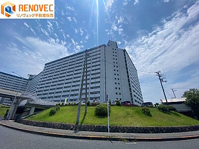 外観:【現地外観写真】◆大切なペットと一緒に暮らせます!(規約による制限あり)◆南西向きバルコニーにつき陽当たり・風通し良好◆泉北高速鉄道「泉ヶ丘」駅まで徒歩約6分 外観:【現地外観写真】◆大切なペットと一緒に暮らせます!(規約による制限あり)◆南西向きバルコニーにつき陽当たり・風通し良好◆泉北高速鉄道「泉ヶ丘」駅まで徒歩約6分