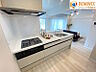 キッチン：【システムキッチン】◆火力の強い3口ガスコンロは調理の強い味方です！◆火加減を直感的に調節できるため、料理の仕上がりにこだわりたい方に適しています♪