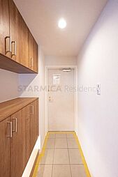 人感センサー付き照明のある玄関ホール。カウンタータイプの下駄箱の素敵に飾った玄関は気分が上がりますね。