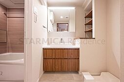 シンプルな3面鏡化粧台は使いやすさに拘った設計です。