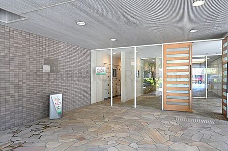 気品に満ちたエントランスは、掃除が行き届き清潔感があります。
