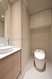 グレージュカラーのアクセントクロスを採用したトイレは、汚れが目立ちにくく、落ち着いた空間を演出。内手洗いがあるので、朝の忙しい時間帯などにも嬉しい設備です。