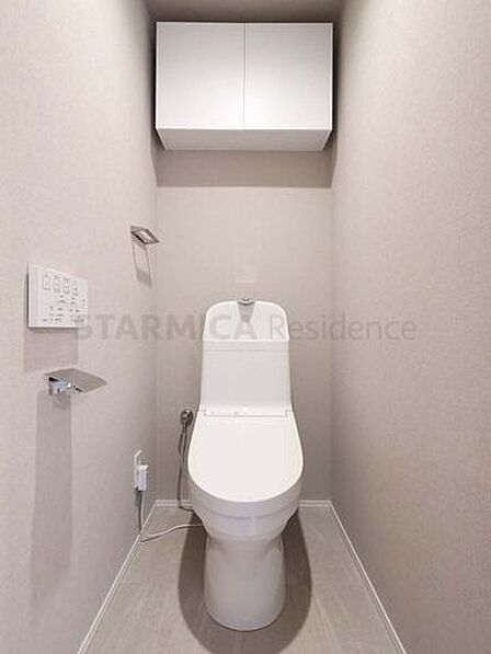 白を基調にした清潔感のあるトイレには、便利な棚板を設置