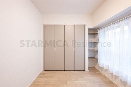 グレージュの建具が、落ち着きのある空間を演出します