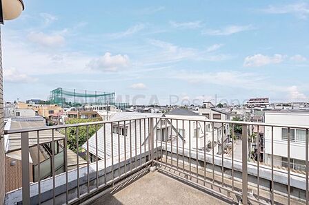 青空と街並みを見渡す、開放的な眺望です