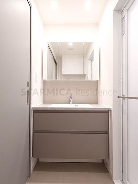 収納力と実用性を兼ね備えた三面鏡付き洗面台