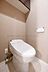 トイレ：落ち着きのあるホテルライクなトイレ空間。内手洗いがあるので、朝の忙しい時間帯などにも嬉しい設備です。