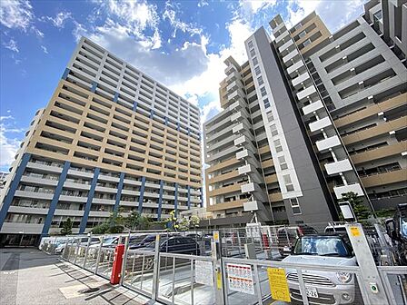 敷地内駐車場(月額:15,000円〜27,000円)空き有、ハイルーフ車対応、EV充電器コンセント有