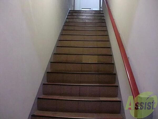 画像26:階段です！各階お部屋は2つです！階段を挟み左右にあります。